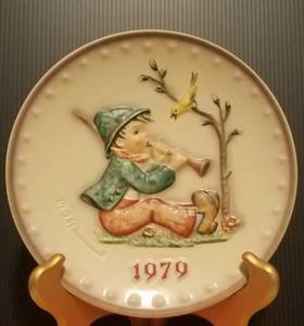 lot 33 image: 1979 M.J. HUMMEL PORCELAIN AND HAND PAINTED 9TH ANNUAL PLATE IN ITS ORIGINAL BOX AND IN EXCELLENT CONDITION AS SHOWN. MEASURES APPROX. 7.5 IN DIAMETER.