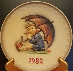 lot 36 image: 1982 M.J. HUMMEL PORCELAIN AND HAND PAINTED 12TH ANNUAL PLATE IN ITS ORIGINAL BOX AND IN EXCELLENT CONDITION AS SHOWN. MEASURES APPROX. 7.5 IN DIAMETER.