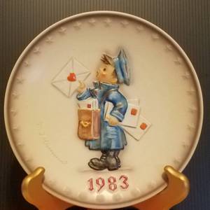 lot 37 image: 1983 M.J. HUMMEL PORCELAIN AND HAND PAINTED 13TH ANNUAL PLATE IN ITS ORIGINAL BOX AND IN EXCELLENT CONDITION AS SHOWN. MEASURES APPROX. 7.5 IN DIAMETER.