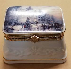 lot 271 image: VICTORIAN CHRISTMAS MUSICAL TRINKET BOX BY THOMAS KINKADE IN BOX AS SHOWN.