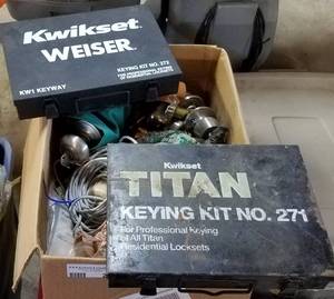 lot 274 image: LOT OF KEYING KITS, DOOR KNOBS, AND MORE AS SHOWN.