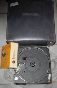 lot 42 image: VINTAGE KODAK CAROUSEL 800 SLIDE PROJECTOR WITH CASE AND ACCESSORIES AS SHOWN.