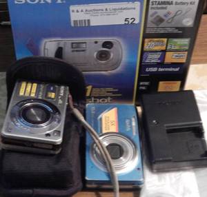 lot 52 image: 2 SONY DIGITAL CAMERAS IN STYLESMODELSCONDITION SHOWN.