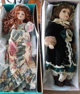 lot 582 image: 2 COLLECTABLE PORCELAIN DOLLS IN BOXES AS SHOWN. YOU ARE BIDDING BY THE PIECE