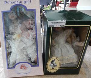 lot 585 image: 2 COLLECTABLE PORCELAIN DOLLS IN BOXES AS SHOWN. YOU ARE BIDDING BY THE PIECE