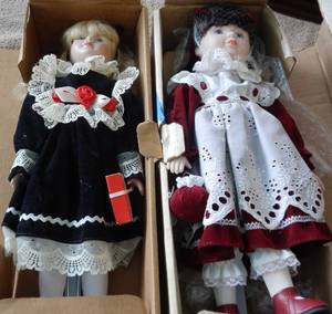 lot 586 image: 2 COLLECTABLE PORCELAIN DOLLS IN BOXES AS SHOWN. YOU ARE BIDDING BY THE PIECE
