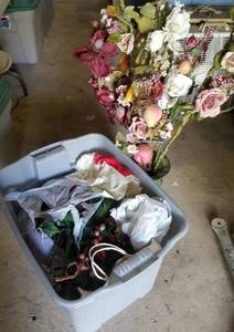 lot 309 image: LOT OF FLORAL DECOR STYLECOLORSCONDITION AS SHOWN