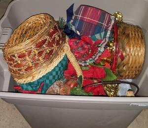 lot 319 image: LOT OF CHRISTMAS BASKETS AND DECOR AS SHOWN