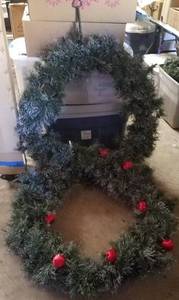 lot 333 image: LARGE SIZE LIGHTED CHRISTMAS WREATHS FOR INDOOROUTDOOR USE AS SHOWN. YOU ARE BIDDING BY THE PIECE