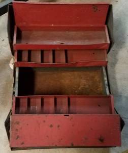 lot 373 image: LARGE SIZE METAL TOOLBOX AS SHOWN.