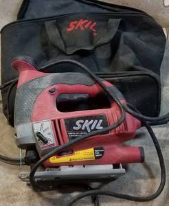 lot 380 image: SKIL MODEL 4490 ORBITAL JIGSAW WITH BLADES AS SHOWN.