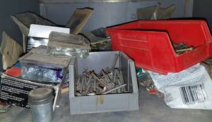 lot 424 image: MIXED LOT OF MISCELLANEOUS ITEMS INCLUDING NAILS, SCREWS AND MORE AS SHOWN.