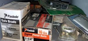 lot 425 image: MIXED LOT OF MISCELLANEOUS ITEMS INCLUDING NAILS, SCREWS AND MORE AS SHOWN.