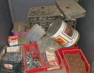 lot 428 image: MIXED LOT OF MISCELLANEOUS ITEMS INCLUDING NAILS, SCREWS AND MORE AS SHOWN.