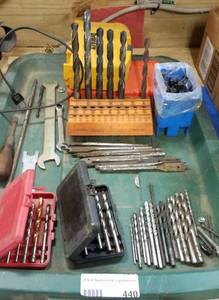 lot 440 image: LOT OF ASSORTED DRILL BITS IN VARIOUS SIZES AND BRANDS AS SHOWN.