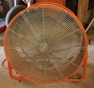 lot 464 image: 24 TILT DRUM PORTABLE FAN MODEL HVD-24 IN WORKING CONDITION AS SHOWN.