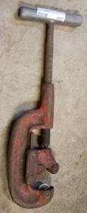 lot 467 image: LARGE PIPE CUTTING WRENCH AS SHOWN.