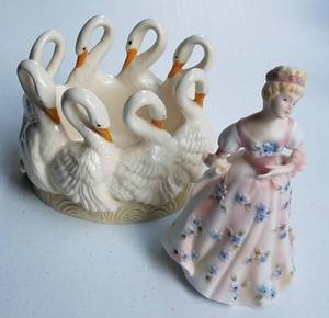 lot 499 image: 2 PORCELAIN-STYLE FIGURES AS SHOWN. YOU ARE BIDDING BY THE PIECE