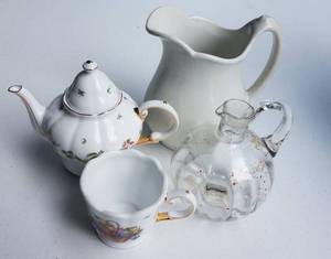 lot 504 image: LOT OF PORCELAIN AND GLASS PIECES AS SHOWN.