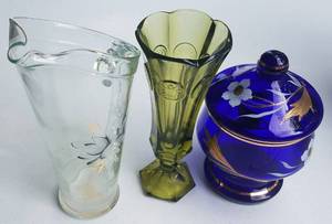 lot 509 image: GLASS PITCHER, VASE, AND COVERED COMPOTE DISH IN STYLESCOLORSCONDITION SHOWN.