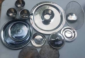 lot 521 image: LOT OF SILVERPLATE DISHES IN VARIOUS STYLES AND BRANDS AS SHOWN. NICE MIXED LOT