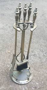 lot 526 image: FIREPLACE TOOL SET WITH STAND AS SHOWN.