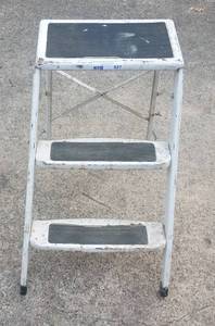 lot 527 image: VINTAGE STEP STOOL AS SHOWN.