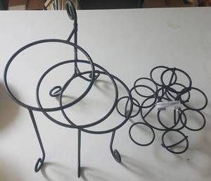 lot 536 image: METAL PLATE HOLDER AND CUP CAKE STAND AS SHOWN.