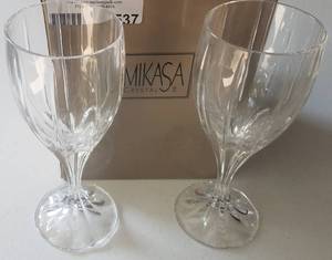 lot 537 image: SET OF 4 MIKASA CRYSTAL GLASSES IN LIKE-NEW CONDITION WITH ORIGINAL BOX AS SHOWN.