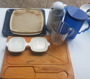 lot 539 image: LOT OF ASSORTED KITCHEN ITEMS INCLUDING 2 VINTAGE DISHES WITH LIDS AS SHOWN.