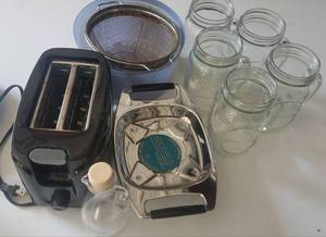 lot 540 image: LOT OF KITCHEN ITEMS INCLUDING TOASTER, MASON JARS AND MORE AS SHOWN.