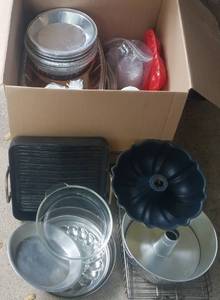 lot 541 image: BOX LOT OF ASSORTED ALUMINUM PLATES, CAKE PANS AND MORE AS SHOWN.
