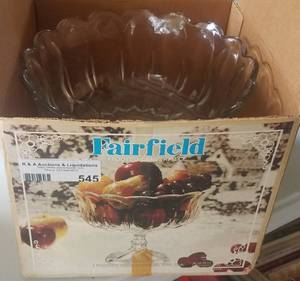 lot 545 image: VINTAGE ANCHOR HOCKING FOOTED CENTERPIECESERVING BOWL WITH ORIGINAL BOX AS SHOWN.