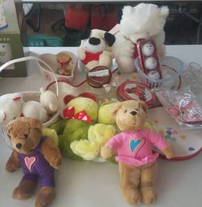 lot 555 image: LOT OF VALENTINES DISHESDECOR AS SHOWN.