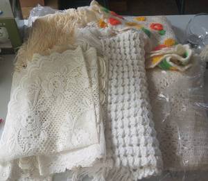 lot 557 image: VINTAGE TABLEWARE AND CROCHETED ITEMS AS SHOWN.