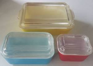 lot 558 image: 3 VINTAGE PYREX DISHES WITH LIDS IN STYLECOLORSCONDITION SHOWN. YOU ARE BIDDING BY THE PIECE