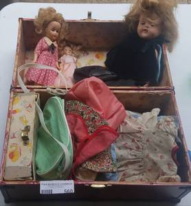 lot 560 image: VINTAGE CHILDS PLAY TRUNK WITH DOLLS AND RELATED ACCESSORIES AS SHOWN.