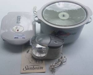 lot 564 image: 3 SMALL KITCHEN APPLIANCES AS SHOWN. YOU ARE BIDDING BY THE PIECE