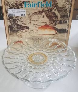 lot 565 image: VINTAGE ANCHOR HOCKING FAIRFIELD FOOTED CAKE PLATE WITH ORIGINAL BOX AS SHOWN.