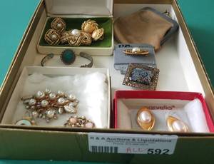 lot 592 image: VINTAGE FASHION AND ARTISAN CRAFTED JEWELRY