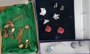 lot 598 image: FASHION JEWELRY INCLUDING BROOCHES NECKLACEEARRINGS AND MORE AS SHOWN.