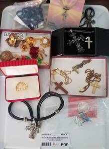 lot 600 image: LOT OF FASHION JEWELRY AS SHOWN.