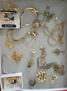 lot 604 image: LOT OF FASHION JEWELRY AS SHOWN.
