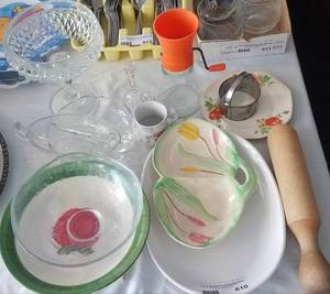 lot 610 image: LOT OF ASSORTED DISHES, VINTAGE KITCHEN ITEMS AND MORE AS SHOWN.