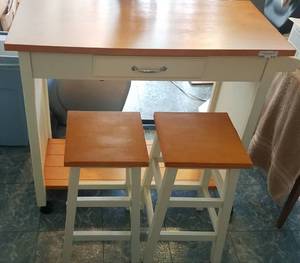lot 624 image: KITCHEN ISLAND WITH TWO STOOLS IN STYLECOLORCONDITION SHOWN. ISLAND HAS ONE DRAWER AND ROLLERS.