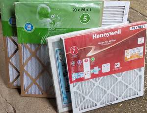 lot 636 image: LOT OF AIR FILTERS IN VARIOUS SIZES AS SHOWN.