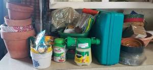 lot 649 image: LOT OF GARDENING ITEMS INCLUDING GARDENING KIT IN CASE, POTS, SPREADER AND MORE AS SHOWN.