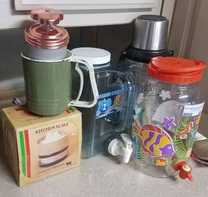 lot 650 image: MIXED LOT INCLUDING TEA DISPENSER, WATER JUG, COFFEE THERMOS, AND MORE AS SHOWN.