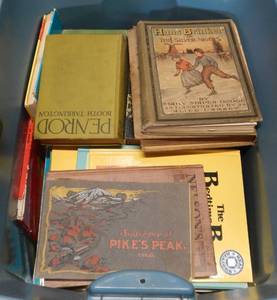 lot 656 image: LOT OF BOOKS INCLUDING VINTAGE ONES AS SHOWN.