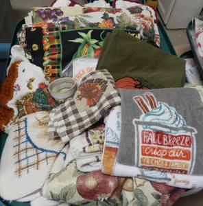 lot 658 image: LOT OF KITCHEN TOWELS, APRONS, AND MORE AS SHOWN.